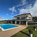 Villa Luxury Rafaela οικογενειακή με ιδιωτική πισίνα, Bbq κ παιχνίδια ιδανική για οικογένειες με παιδια
