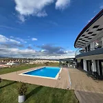 Luxury Rafaela οικογενειακή με ιδιωτική πισίνα, Bbq κ παιχνίδια ιδανική για οικογένειες με παιδια