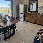 Luxury Rafaela οικογενειακή με ιδιωτική πισίνα, Bbq κ παιχνίδια ιδανική για οικογένειες με παιδια Villa Grevena