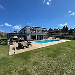 Villa Luxury Rafaela οικογενειακή με ιδιωτική πισίνα, Bbq κ παιχνίδια ιδανική για οικογένειες με παιδια
