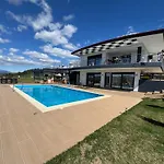 Luxury Rafaela οικογενειακή με ιδιωτική πισίνα, Bbq κ παιχνίδια ιδανική για οικογένειες με παιδια *