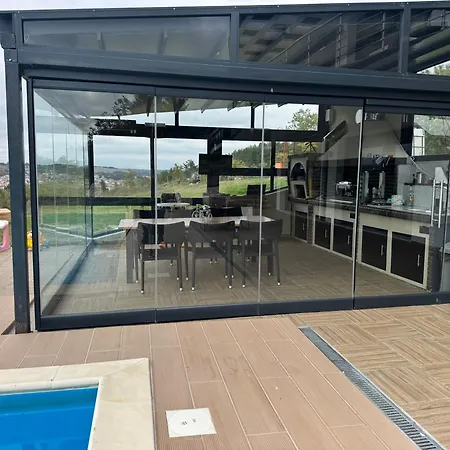 Luxury Rafaela οικογενειακή με ιδιωτική πισίνα, Bbq κ παιχνίδια ιδανική για οικογένειες με παιδια וילה גרבנה