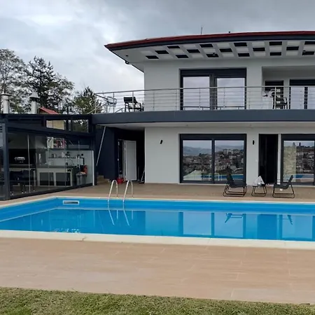 Luxury Rafaela οικογενειακή με ιδιωτική πισίνα, Bbq κ παιχνίδια ιδανική για οικογένειες με παιδια Grevená