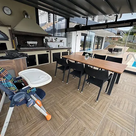 Luxury Rafaela οικογενειακή με ιδιωτική πισίνα, Bbq κ παιχνίδια ιδανική για οικογένειες με παιδια