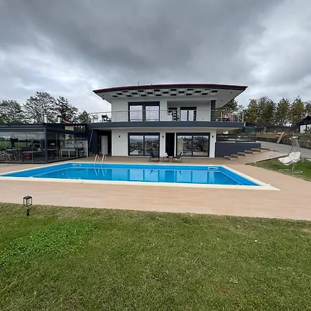 Luxury Rafaela οικογενειακή με ιδιωτική πισίνα, Bbq κ παιχνίδια ιδανική για οικογένειες με παιδια גרבנה