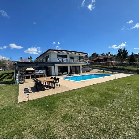 Villa Luxury Rafaela οικογενειακή με ιδιωτική πισίνα, Bbq κ παιχνίδια ιδανική για οικογένειες με παιδια