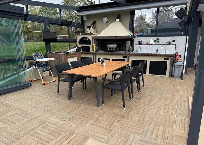 Luxury Rafaela οικογενειακή με ιδιωτική πισίνα, Bbq κ παιχνίδια ιδανική για οικογένειες με παιδια Grevena