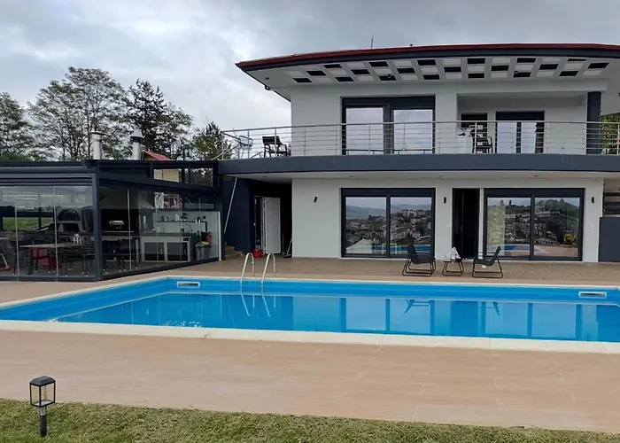 Luxury Rafaela οικογενειακή με ιδιωτική πισίνα, Bbq κ παιχνίδια ιδανική για οικογένειες με παιδια Grevena