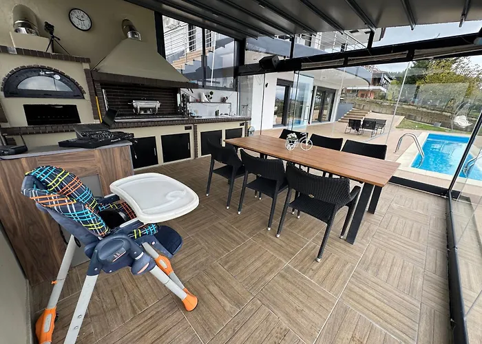 Luxury Rafaela οικογενειακή με ιδιωτική πισίνα, Bbq κ παιχνίδια ιδανική για οικογένειες με παιδια