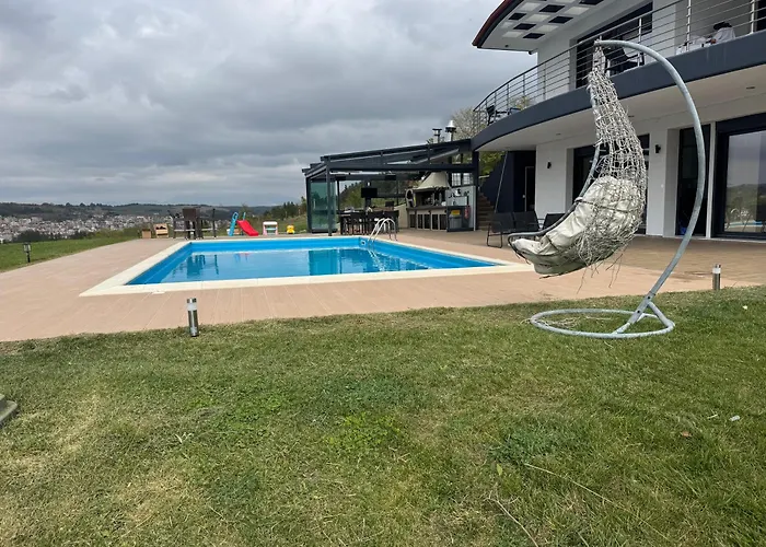 Luxury Rafaela οικογενειακή με ιδιωτική πισίνα, Bbq κ παιχνίδια ιδανική για οικογένειες με παιδια