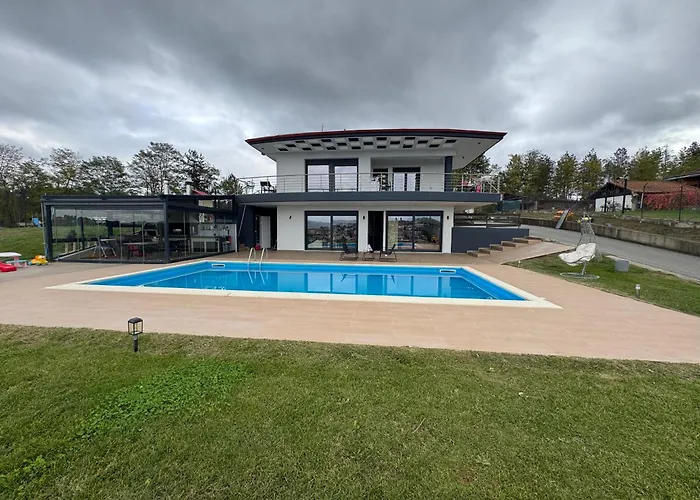 Luxury Rafaela οικογενειακή με ιδιωτική πισίνα, Bbq κ παιχνίδια ιδανική για οικογένειες με παιδια Grevena