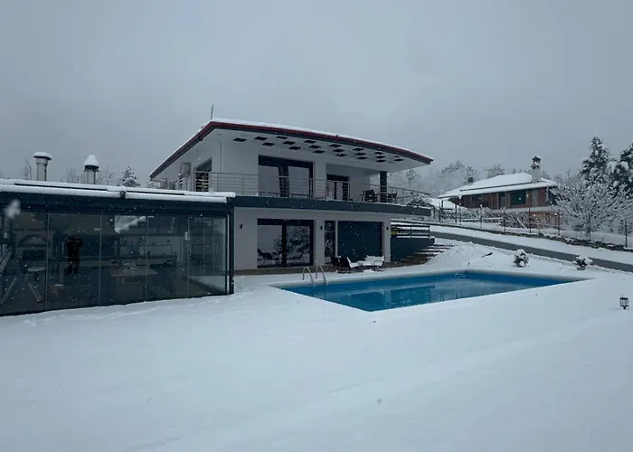 Luxury Rafaela οικογενειακή με ιδιωτική πισίνα, Bbq κ παιχνίδια ιδανική για οικογένειες με παιδια Grevena