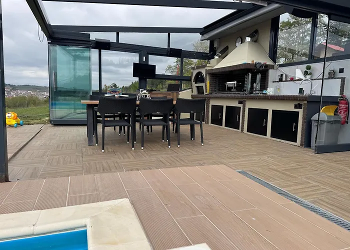 Luxury Rafaela οικογενειακή με ιδιωτική πισίνα, Bbq κ παιχνίδια ιδανική για οικογένειες με παιδια *