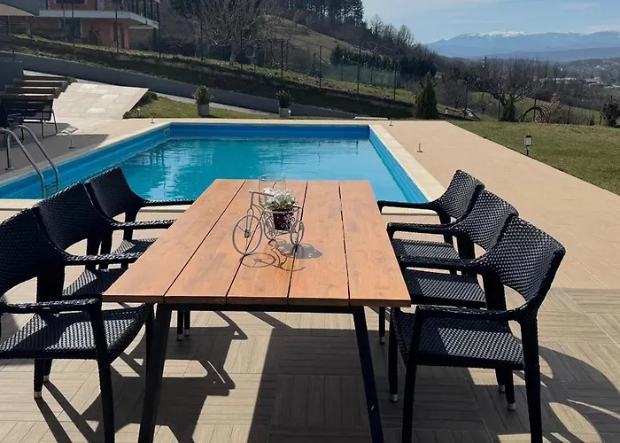 Luxury Rafaela οικογενειακή με ιδιωτική πισίνα, Bbq κ παιχνίδια ιδανική για οικογένειες με παιδια * Grevena