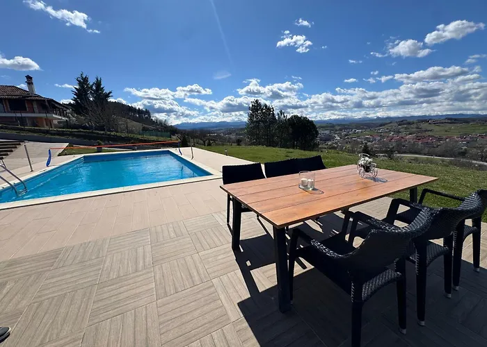 Luxury Rafaela οικογενειακή με ιδιωτική πισίνα, Bbq κ παιχνίδια ιδανική για οικογένειες με παιδια *