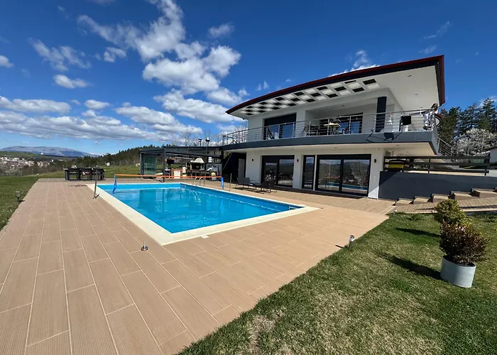 Luxury Rafaela οικογενειακή με ιδιωτική πισίνα, Bbq κ παιχνίδια ιδανική για οικογένειες με παιδια *